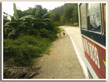 enfants quittant le bus